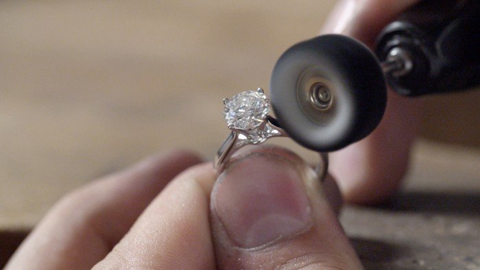 BESPOKE-DESIGN-polishing-the-diamond-ring-Galeries-du-Diamant-700x394.jpg